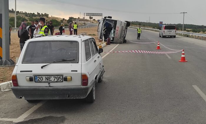 Kontrolsüz şekilde yola çıkan otomobile çarpan midibüs yan devrildi; 3 yaralı