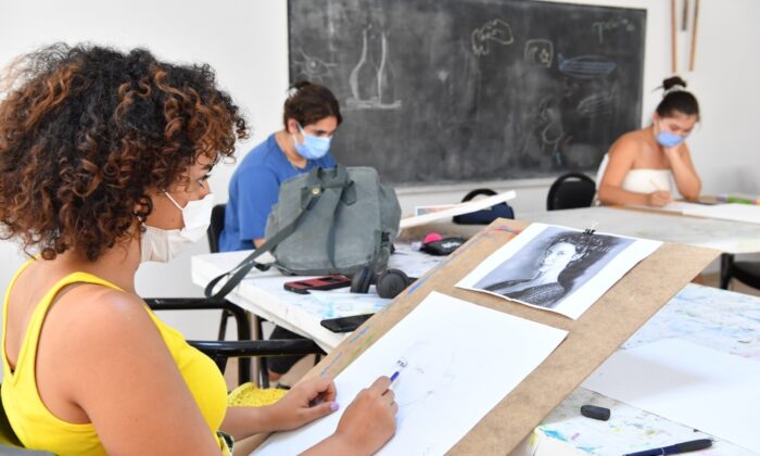 Konyaaltı’da yaz okulu 83 kursta 500 öğrenci ile yapılıyor