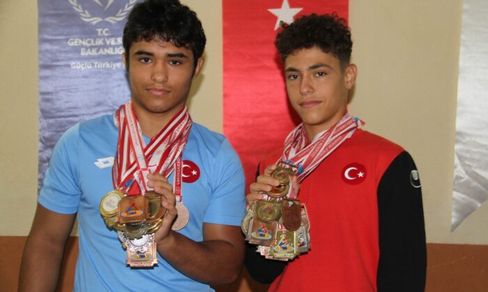 Konyalı milli güreşçi kardeşlerin yıldızı parlıyor