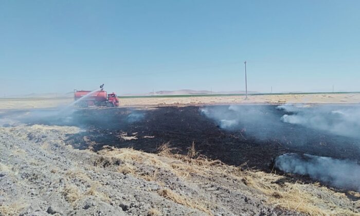 Kopan elektrik teli tarladaki saman balyalarını küle çevirdi
