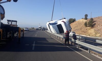 Köpeğe çarpmamak için yön değiştiren otomobil devrildi: 5 yaralı