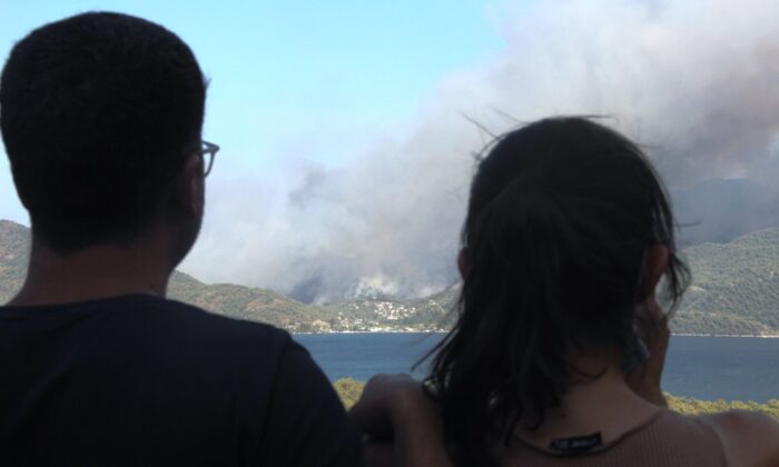 Korku dolu gözlerle yangını izlediler