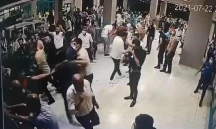 Korona virüsten ölen şahsın yakınları sağlık çalışanları ve polislere saldırdı