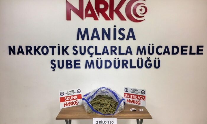 Kovalamaca sonucu durdurulan araçta uyuşturucuyla yakalandılar