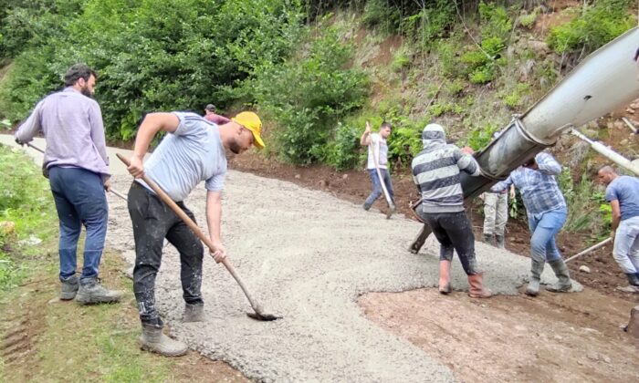 Köyün gençleri “Her şeyi devletten beklememek lazım” dediler, yayla yollarına kendileri beton döktüler