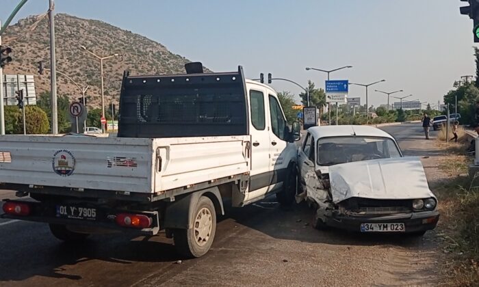 Kozan’da 3 aracın karıştığı kazada 2 kişi yaralandı