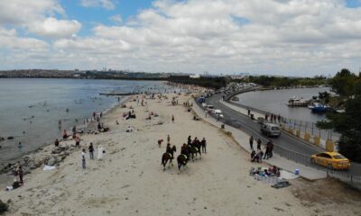 Küçükçekmece’de atlı polislerden Menekşe Plajı’nda bayram denetimi