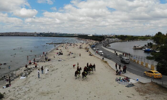 Küçükçekmece’de atlı polislerden Menekşe Plajı’nda bayram denetimi
