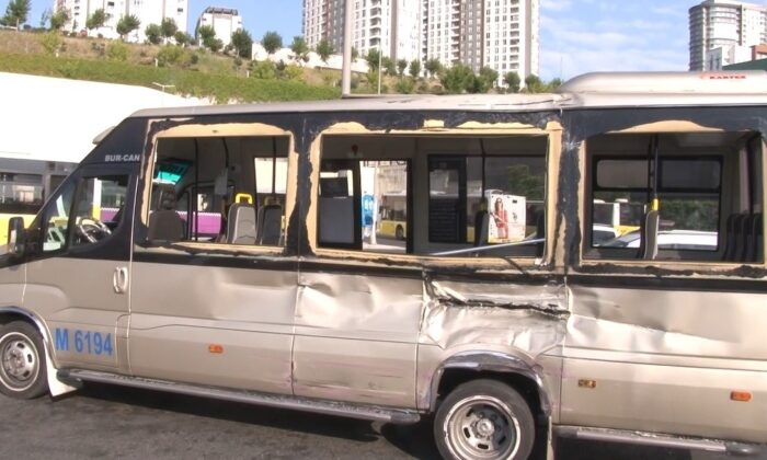 Küçükçekmece’de belediye otobüsü ile dolmuş çarpıştı: 11 yaralı