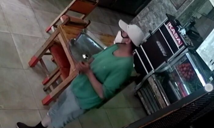 Küçükçekmece’de cep telefonu hırsızlığı kamerada