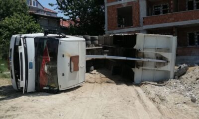 Kum boşaltan kamyon devrildi: 1 yaralı