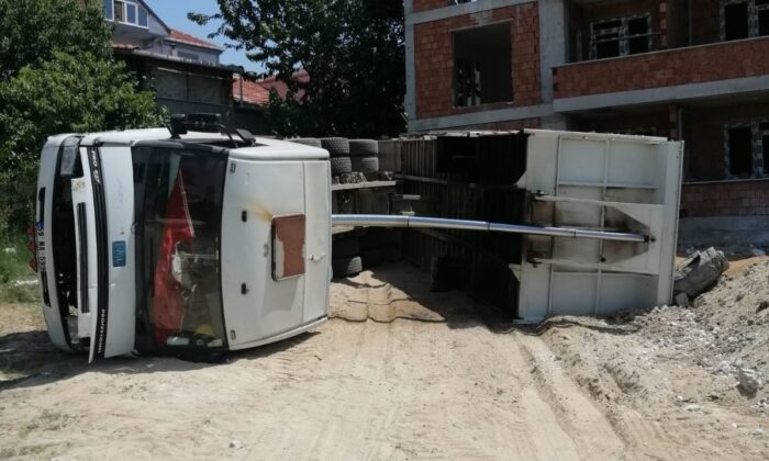 Kum boşaltan kamyon devrildi: 1 yaralı