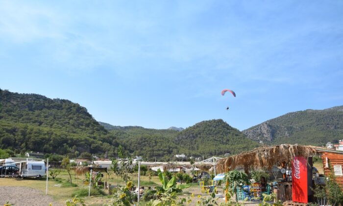 Kumluca’da gençler, paraşüt ve paramotorlarla ormanları koruyorlar