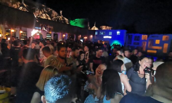 Kuşadası’nda eğlence mekanları doldu taştı