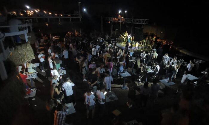 Kuşadası’nda eğlence tavan yaptı