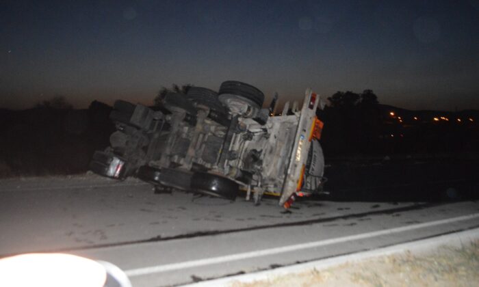 Kütahya’da faciadan dönüldü: Asit tankeri ile otomobil çarpıştı