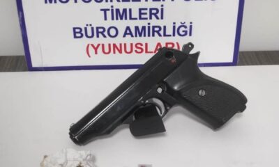Kütahya’da şase numarası olmayan motosiklet, kurusıkı tabanca ve uyuşturucu ele geçirildi
