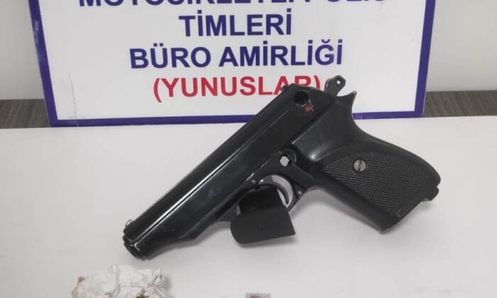 Kütahya’da şase numarası olmayan motosiklet, kurusıkı tabanca ve uyuşturucu ele geçirildi
