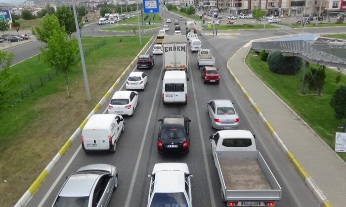 Kuzey Ege’de yollarda tatil yoğunluğu