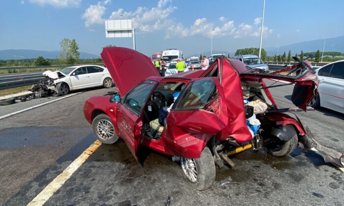 Kuzey Marmara Otoyolu’nda iki araç çarpıştı: 1 ağır, 4 yaralı