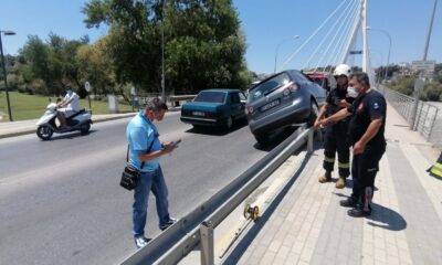 Lastiği patlayan otomobil bariyer üzerinde 40 metre gittikten sonra durabildi