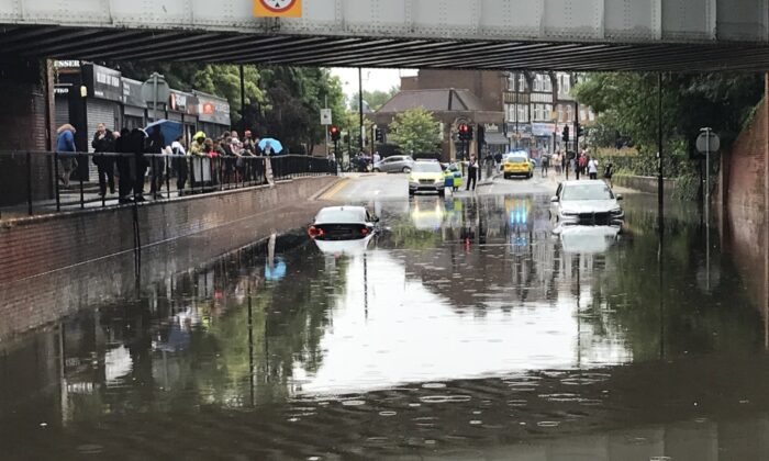Londra’daki şiddetli yağış sele neden oldu