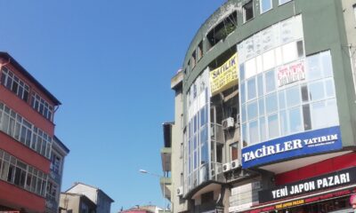 Maaşını alamayınca çalıştığı binanın çatısına çıktı