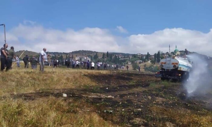 Mahalleli el ele verdi, 200 dönümlük araziyi yanmaktan kurtardı