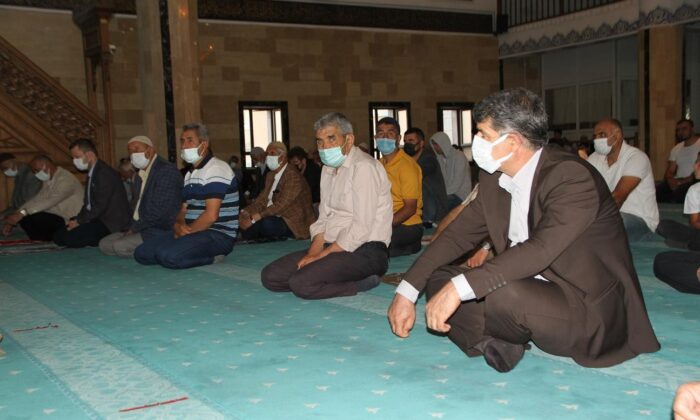 Malazgirt’te bayram namazı pandemi tedbirleri çerçevesinde kılındı