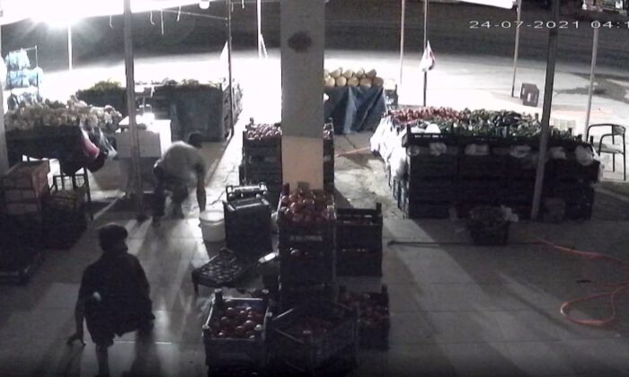 Manavdan hırsızlık anı güvenlik kamerasında