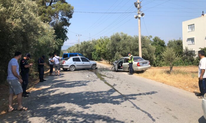 Manavgat’ta iki otomobil kafa kafaya çarpıştı: 4 yaralı