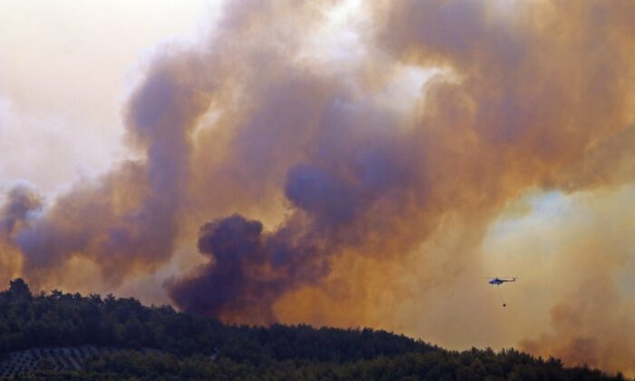 Manavgat’ta ormanlık alandaki yangına havadan ve karadan müdahale sürüyor