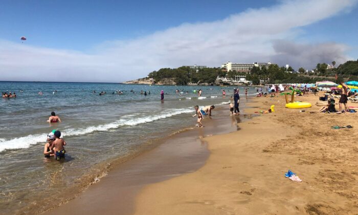 Manavgat’taki yangın Alanya sahillerinden görülüyor