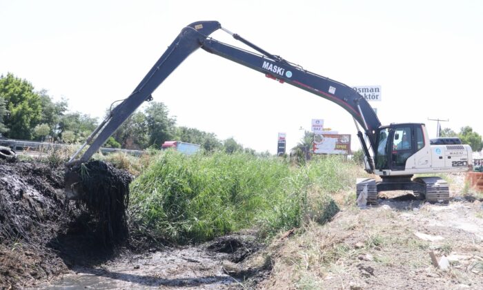 Manisa-Saruhanlı yolunda 30 kilometrelik dere temizliği başladı