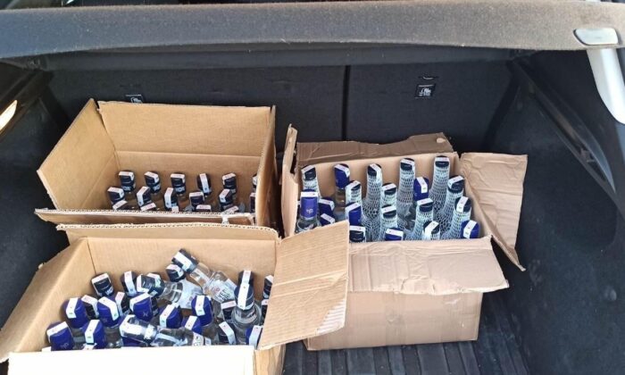 Manisa’da otomobilden 94 şişe kaçak içki çıktı