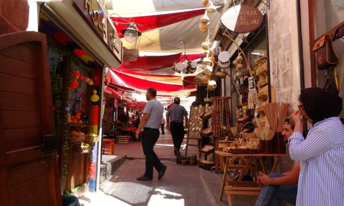 Mardin’de kısıtlamaların geri gelmesini istemeyen esnaf, vatandaşa aşı çağrısında bulundu