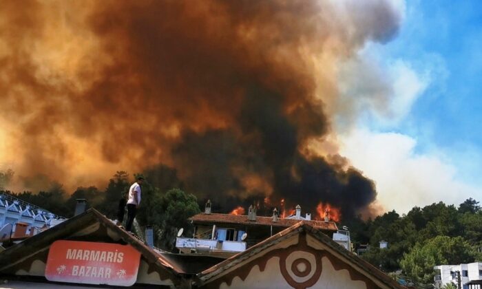 Marmaris’te alevler yerleşim yerlerini tehdit ediyor