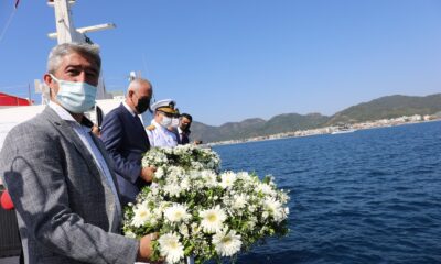 Marmaris’te deniz şehitleri anısına denize çelenk bırakıldı