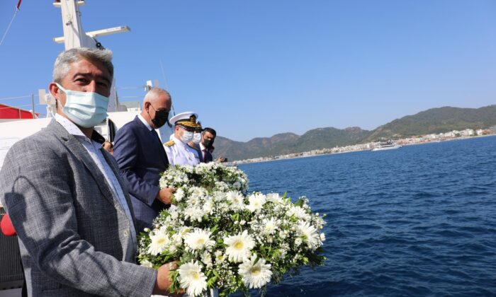 Marmaris’te deniz şehitleri anısına denize çelenk bırakıldı