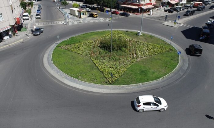 Melikgazi’nin kavşakları yeşillendi