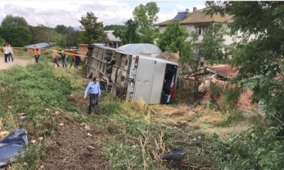 Memurları taşıyan otobüs otomobil ile çarpıştı: 18 yaralı