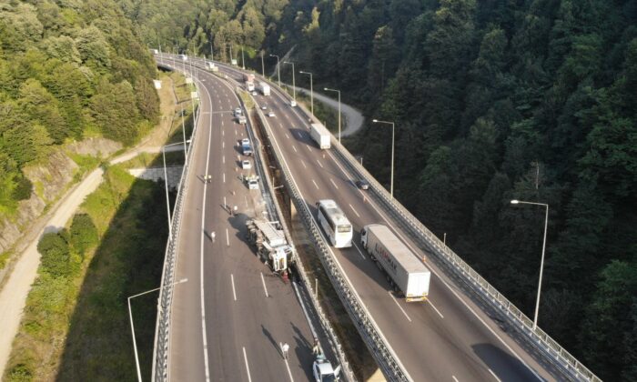Mermer yüklü tır devrildi, TEM ulaşıma kapandı