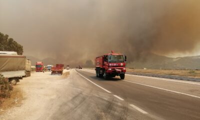 Mersin-Antalya yolu kapandı, yangın yerleşim yerlerini tehdit ediyor