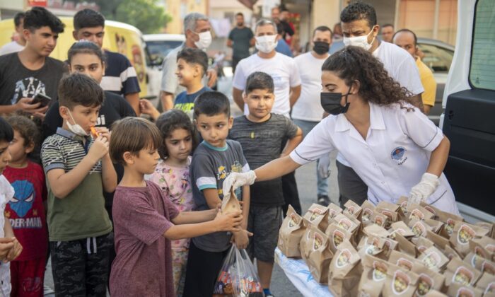Mersin Büyükşehir Belediyesi, bu bayramda çocuklara 20 bin tatlı ulaştıracak