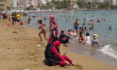 Mersin plajlarında adım atacak yer kalmadı