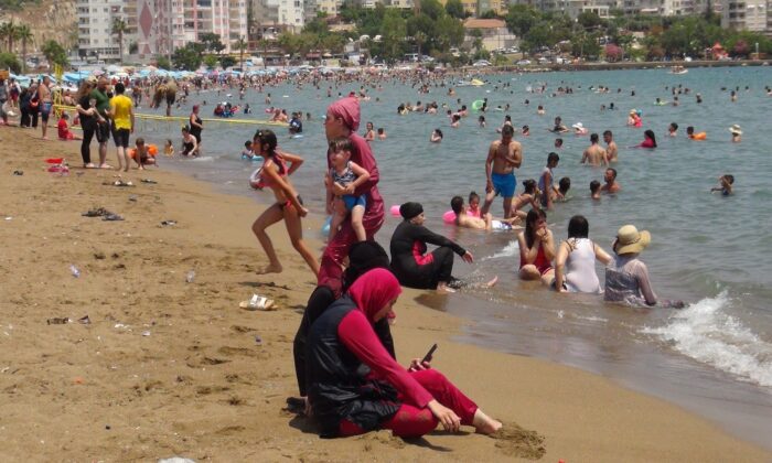 Mersin plajlarında adım atacak yer kalmadı