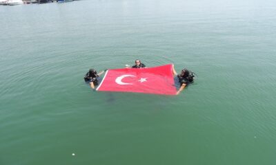 Mersin’de dalgıç polisler denizde Türk bayrağı açtı, kirliliği görüntüledi