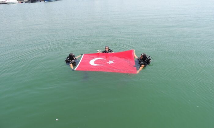 Mersin’de dalgıç polisler denizde Türk bayrağı açtı, kirliliği görüntüledi