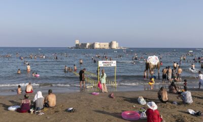 Mersin’de plajlar bayram tatilinde doldu taştı