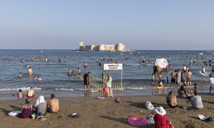 Mersin’de plajlar bayram tatilinde doldu taştı